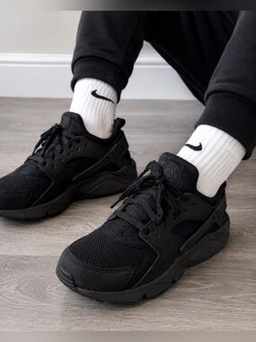 Nike Hiarache all Black- Youth 5.5